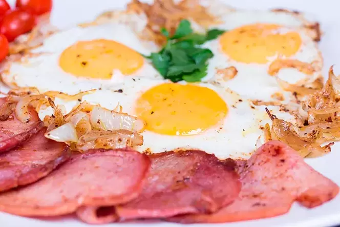 œufs brouillés et bacon sur un régime sans glucides