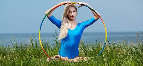 Grâce au hula-hoop, vous pouvez perdre du poids sans régime et vous débarrasser de la graisse abdominale